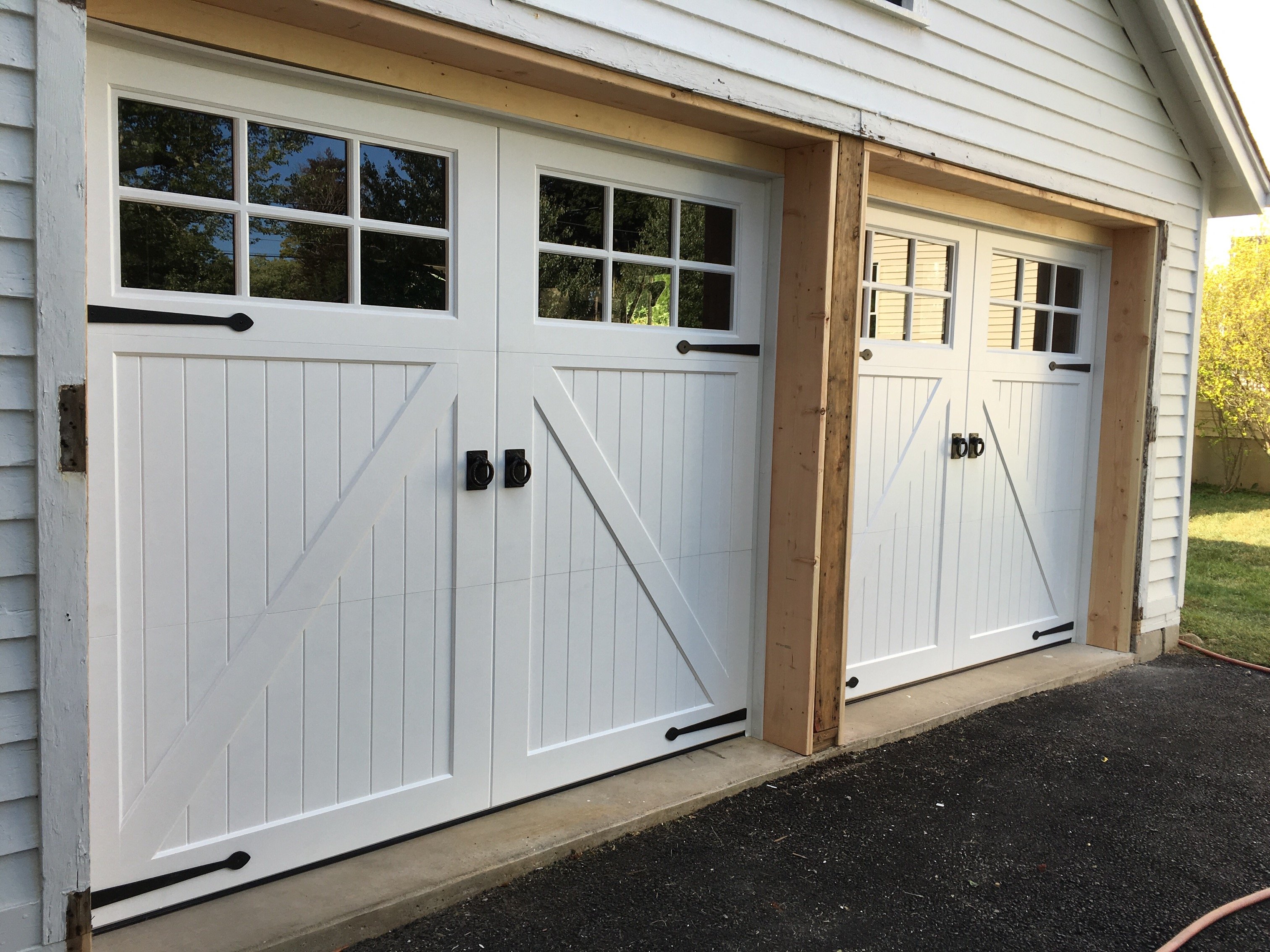 Photo Gallery Wood Carriage House Garage Doors ninawilliamsblog-garage-door-styles-garage-guest-house-garage-door